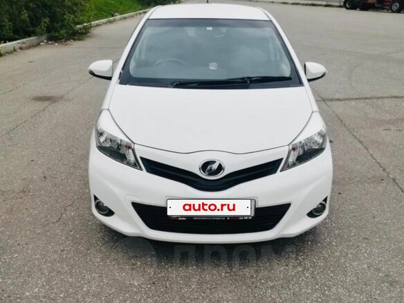 2013 Toyota Vitz III (XP130), белый, 770000 рублей