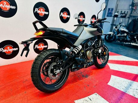2026 Husqvarna Svartpilen 401, серый, 750000 рублей, вид 3