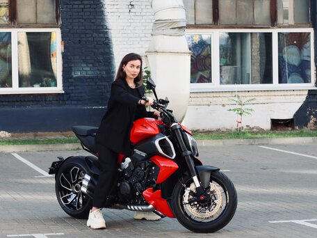 2024 Ducati Diavel V4, красный, 2419787 рублей, вид 2