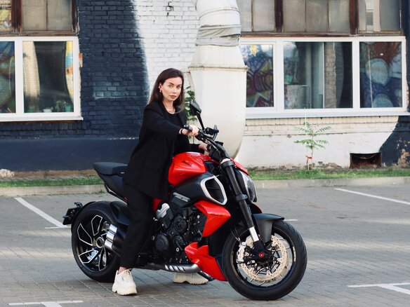 2024 Ducati Diavel V4, красный, 2419787 рублей - вид 1
