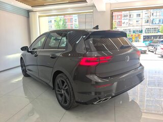 2023 Volkswagen Golf VIII, чёрный, 1650000 рублей, вид 4