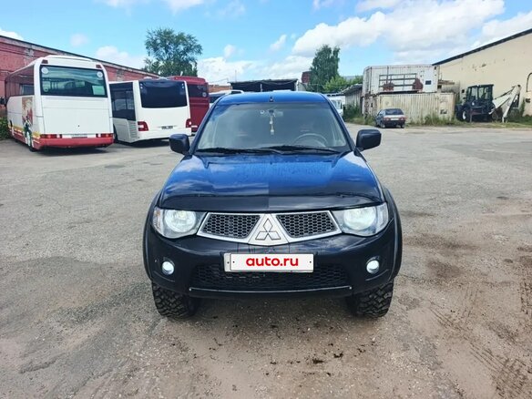 2011 Mitsubishi L200 IV, чёрный - вид 1
