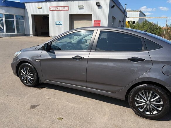 2013 Hyundai Accent IV, серый, 850000 рублей - вид 7