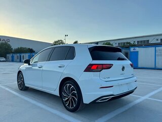 2023 Volkswagen Golf VIII, белый, 1875000 рублей, вид 2