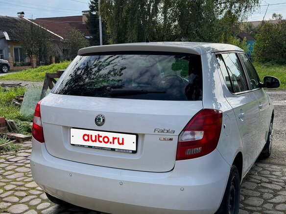 2011 Skoda Fabia II Рестайлинг, белый, 770000 рублей - вид 6