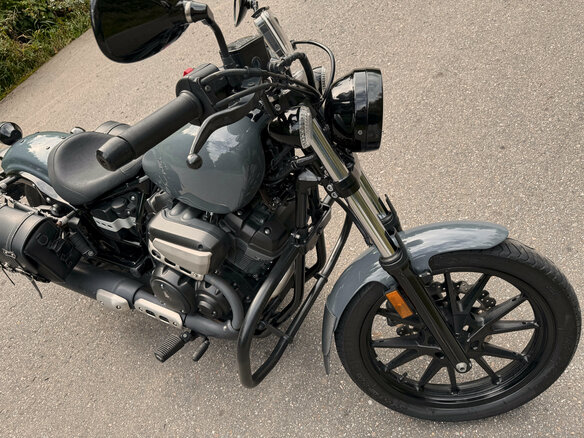 2023 Yamaha XV950 Bolt, серый, 850000 рублей - вид 8