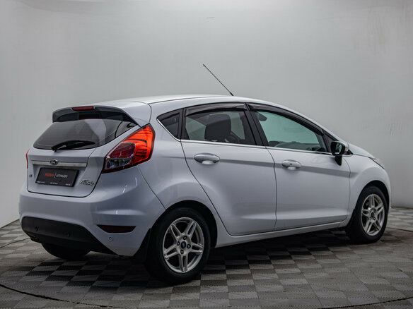 2016 Ford Fiesta Mk6 Рестайлинг, белый - вид 4