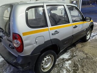 2010 Chevrolet Niva I Рестайлинг, серебристый, 330000 рублей, вид 4
