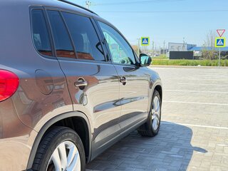 2014 Volkswagen Tiguan I Рестайлинг, коричневый, 1499990 рублей, вид 4