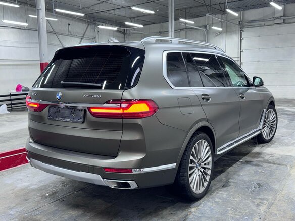 2021 BMW X7 40d I (G07), зелёный, 9800000 рублей - вид 2