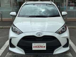 2021 Toyota Yaris IV, белый, 850017 рублей, вид 2