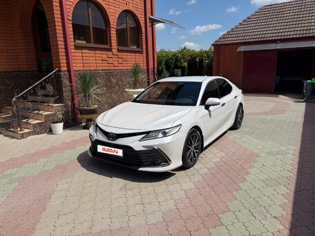 2021 Toyota Camry VIII (XV70) Рестайлинг, белый, 3660000 рублей, вид 1