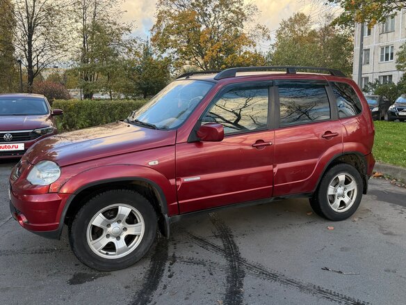 2011 Chevrolet Niva I Рестайлинг, красный - вид 4