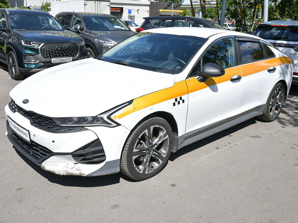 2021 Kia K5 III, жёлтый