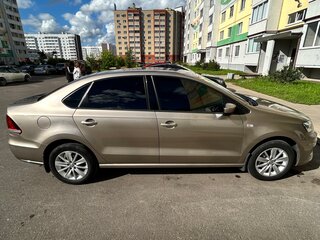 2015 Volkswagen Polo V Рестайлинг, бежевый, 850000 рублей, вид 3