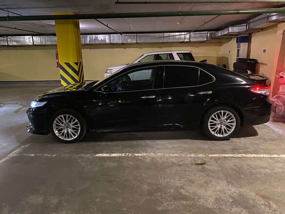 2019 Toyota Camry VIII (XV70), чёрный, 3150000 рублей - вид 2