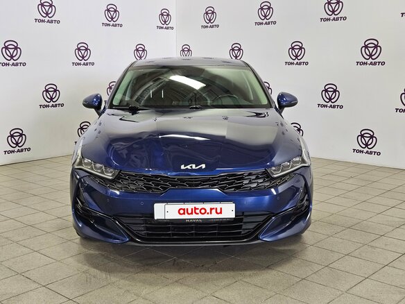 2021 Kia K5 III, синий, 1875000 рублей - вид 1