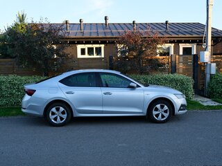 2021 Skoda Octavia IV (A8), серебристый, 1800000 рублей, вид 2