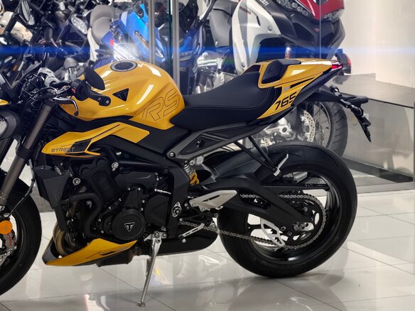 2025 Triumph Street Triple, жёлтый - вид 33