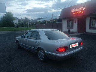 1998 Mercedes-Benz E-Класс 220 II (W210, S210), серебристый, 231000 рублей, вид 3