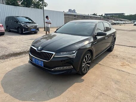2023 Skoda Superb III Рестайлинг, чёрный, 1970000 рублей, вид 1