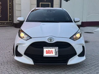 2021 Toyota Yaris IV, белый, 1190000 рублей, вид 2