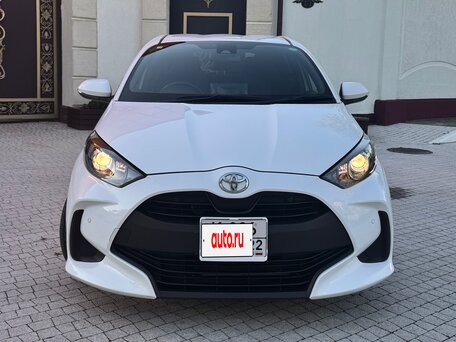 2021 Toyota Yaris IV, белый, 1190000 рублей, вид 2