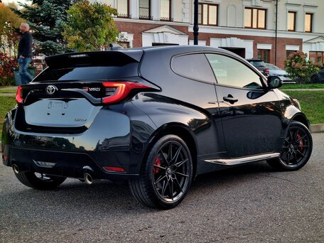 2023 Toyota Yaris IV, чёрный, 4250000 рублей, вид 5