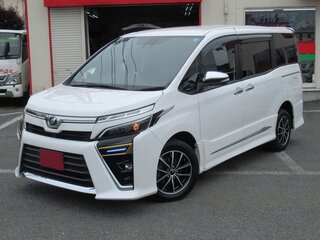2021 Toyota Voxy III (R80) Рестайлинг, белый, 1820000 рублей, вид 1