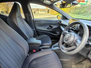 2021 Toyota Yaris IV, белый, 1265000 рублей, вид 5