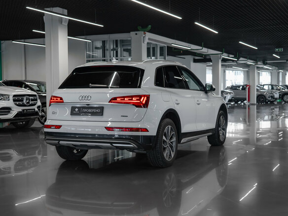 2021 Audi Q5 45 TFSI II (FY) Рестайлинг, белый, 4000000 рублей - вид 4