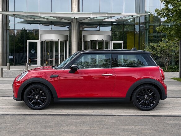 2022 Mini Hatch Cooper III (F55/F56) Рестайлинг 2, красный, 2795000 рублей - вид 1