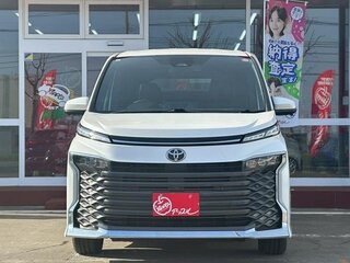 2023 Toyota Voxy IV (R90), белый, 4200000 рублей, вид 3