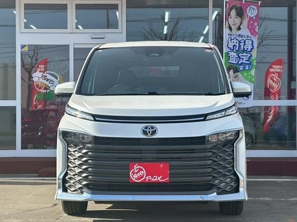 2023 Toyota Voxy IV (R90), белый - вид 2