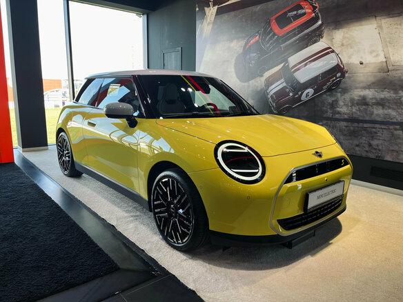 2025 Mini Hatch Cooper Electric SE IV (F65/F66/J01), жёлтый, 5590000 рублей - вид 2