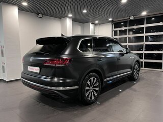 2019 Volkswagen Touareg III, чёрный, 4940000 рублей, вид 3