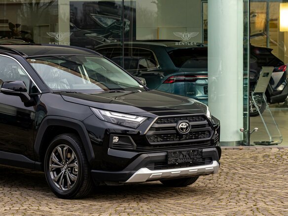 2022 Toyota RAV4 V (XA50), чёрный, 2925000 рублей - вид 7