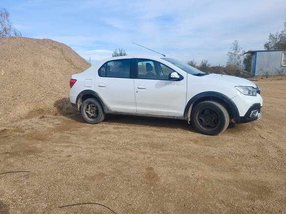 2020 Renault Logan Stepway II Рестайлинг, белый, 640000 рублей - вид 4