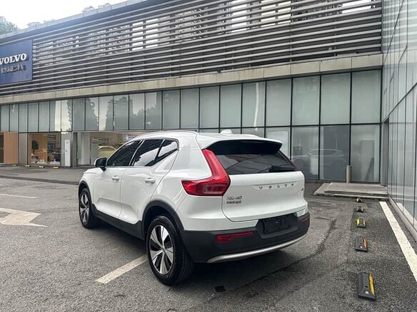 2024 Volvo XC40 I Рестайлинг, белый, 3085339 рублей - вид 3