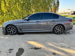 2022 BMW 5 серии 530i VII (G30/G31/G38) Рестайлинг, серый, 5200000 рублей, вид 4