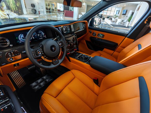 2025 Rolls-Royce Cullinan Black Badge I Рестайлинг (Series II), чёрный, 66500000 рублей - вид 7