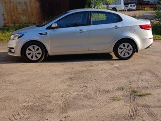2017 Kia Rio III Рестайлинг, серебристый, 930000 рублей, вид 4
