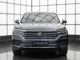 2021 Volkswagen Touareg III, серый, 5799000 рублей, вид 2