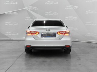 2018 Toyota Camry VIII (XV70), белый, 3090000 рублей, вид 4