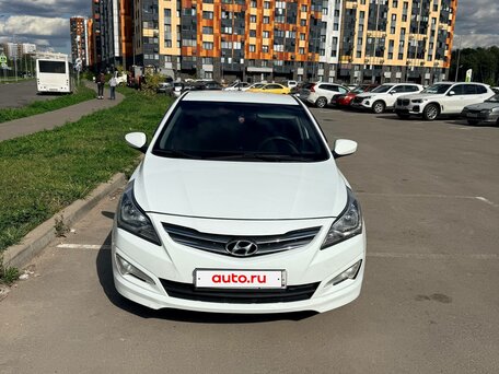 2015 Hyundai Solaris I Рестайлинг, белый, 800000 рублей, вид 2