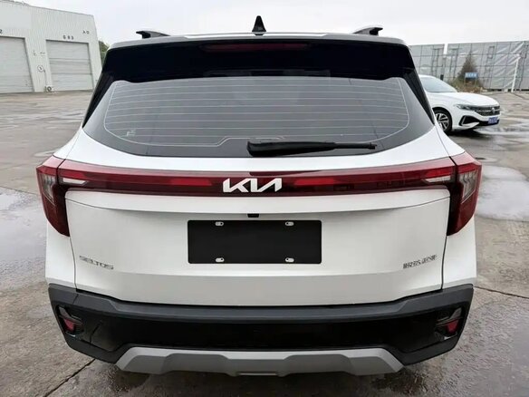2023 Kia Seltos I Рестайлинг, белый, 1870000 рублей - вид 4