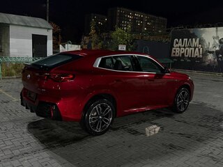 2024 BMW X2 sDrive25i II (U10), красный, 5600000 рублей, вид 3