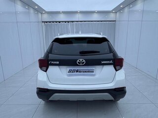 2022 Toyota Yaris L X XP150 Рестайлинг, красный, 950000 рублей, вид 5