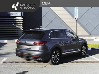 2018 Volkswagen Touareg III, серый, 3999500 рублей, вид 2