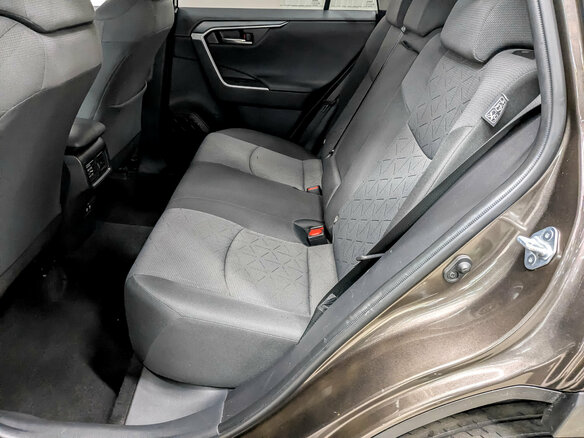 2020 Toyota RAV4 V (XA50), коричневый, 2955000 рублей - вид 11
